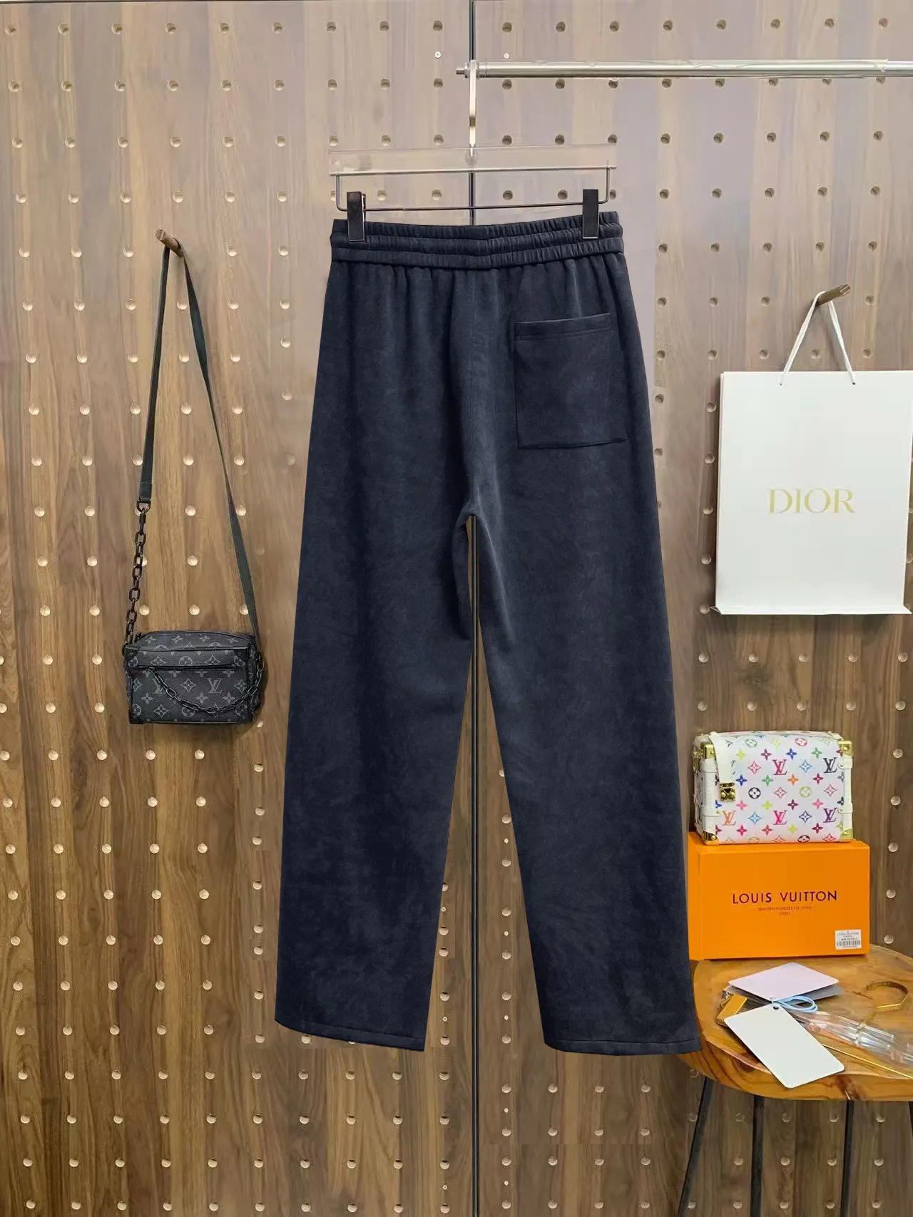 Balenciaga 🆕2026 Autumn and Winter New Arrival Casual Pants! The official website will be released simultaneously. Brand Classic LOGO casual pants, customized fabrics, excellent comfort and strong touch. Highly recognisable, perfect appearance and craftsmanship. Size:M-3XL